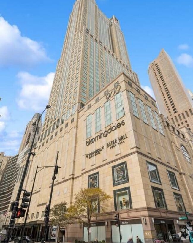 Building Photo - 132 E Delaware Pl