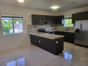 Building Photo - 1027 SW 11th Ave Building Photo - 1027 SW 11th Ave