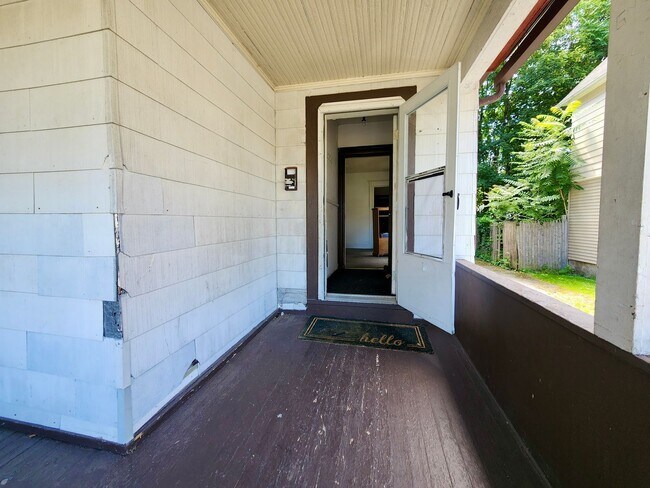 Foto del edificio - Spacious 5 Bedroom 2 Full Bath House | Front Porch | Back Yard | Off Street Parking | in-Unit Lau...