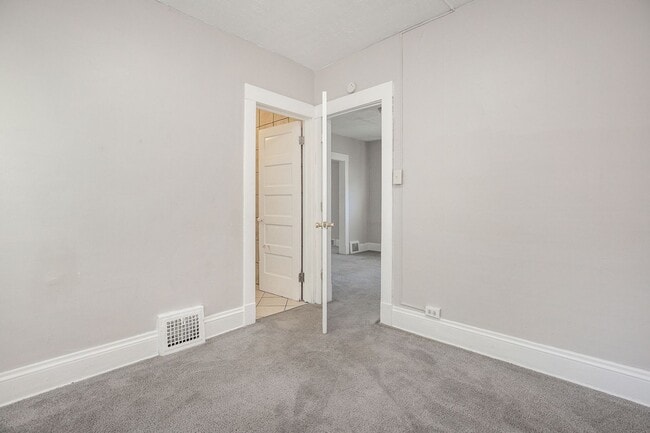 Foto del edificio - 2962 E 66th St