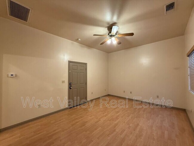 Building Photo - 522 Center St