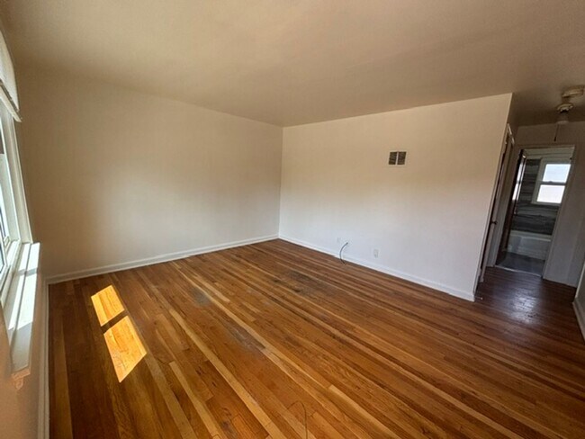 Foto del edificio - 1841 Crook Ave