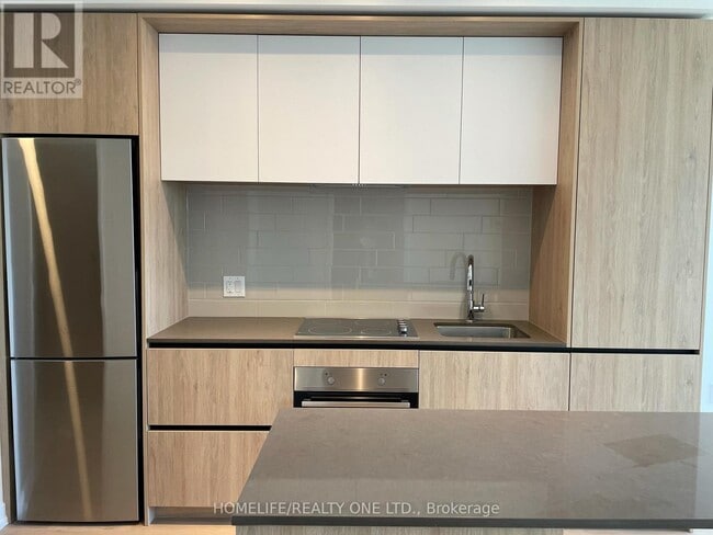 Building Photo - 225 Sumach St