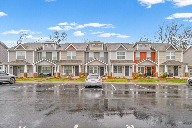 Building Photo - 2 Bedroom Condo For Rent With Community Swimming Pool!