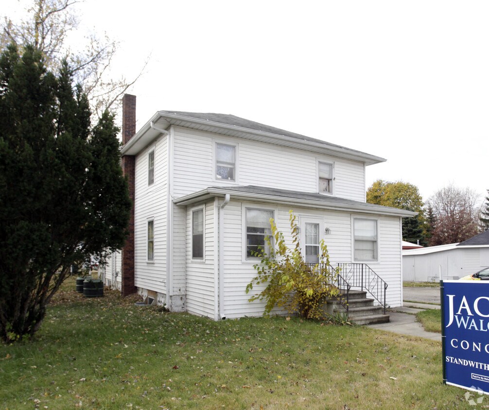 Building Photo - 3721 Lincolnway E