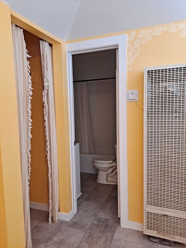 Foto del edificio - ALL PROSPECTIVE TENANTS MUST SUBMIT A $58 NON-REFUNDABLE APPLICATION FEE PER APPLICANT ONLINE AND...