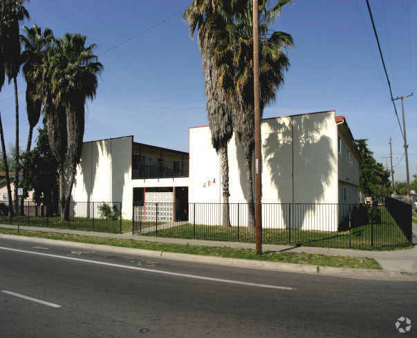 Building Photo - 404 S Chestnut Ave