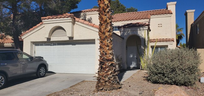 Building Photo - 3 BEDROOM, 2.5 BATH HOUSE WITH TWO CAR GAR...