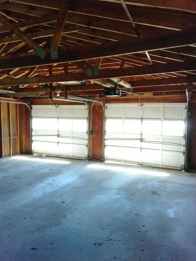 Building Photo - 3 Bedroom home