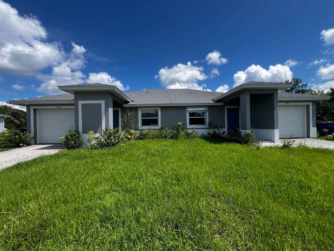 Foto principal - Haunt Your Dream Home: 3BR Duplex With Chi...