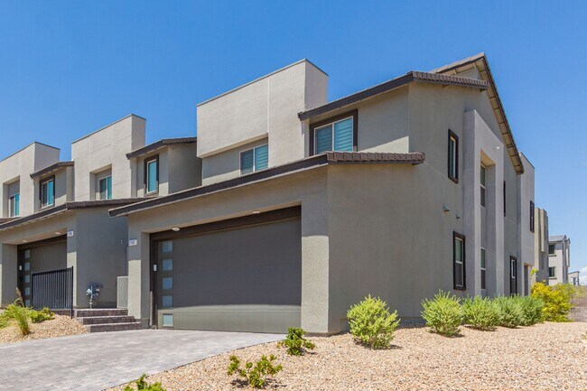 Building Photo - Charming 2 story townhome with 2 car garag...