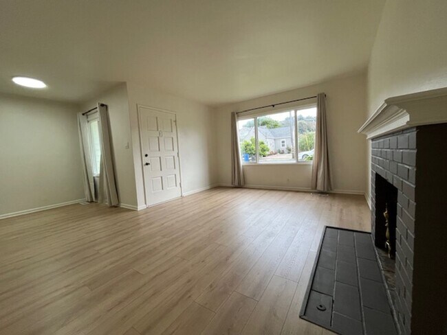 Foto del edificio - Updated El Cerrito Home with New Kitchen Appliances, Private Deck & Great Walkability