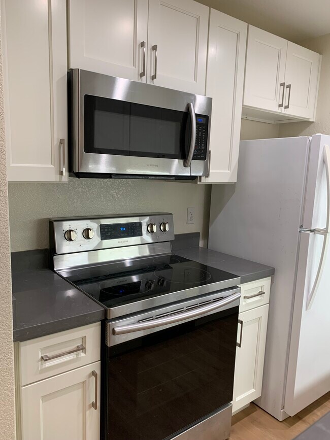 Building Photo - 1450 Bel Air Dr