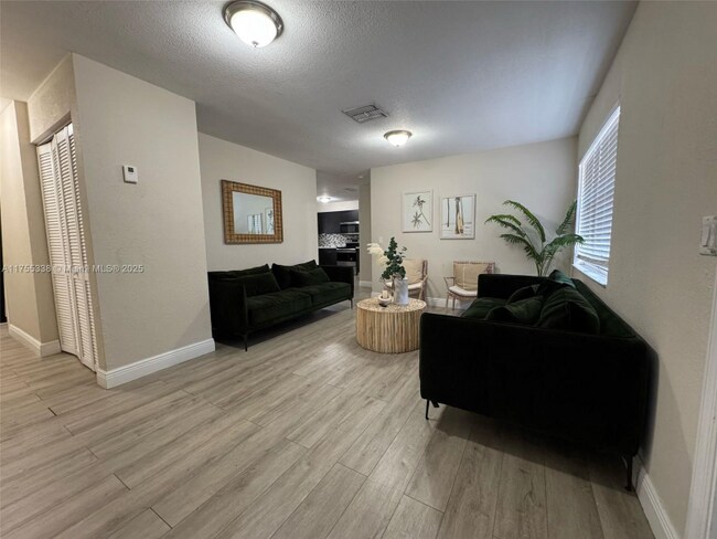 Foto del edificio - 228 NW 12th St