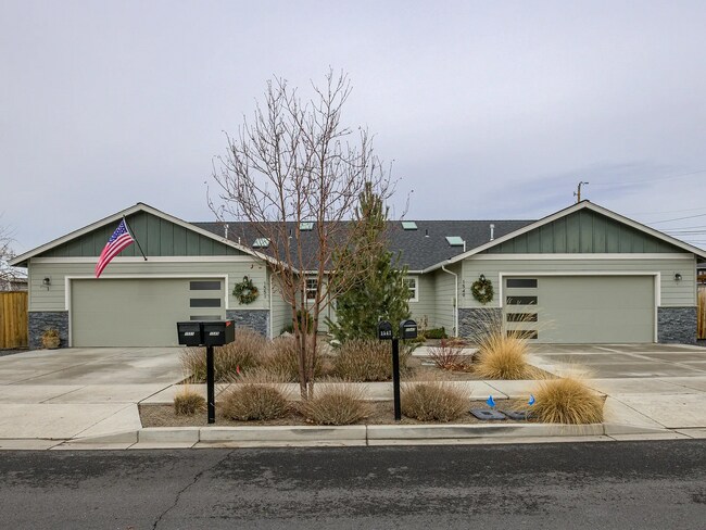 Building Photo - 1549 SW Kalama Ave