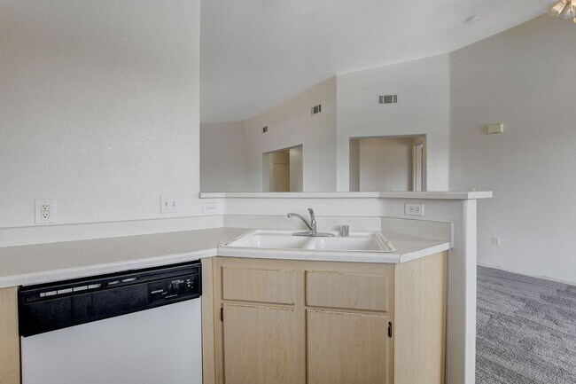 Foto del edificio - Freshly Renovated 2 Bedroom Condo