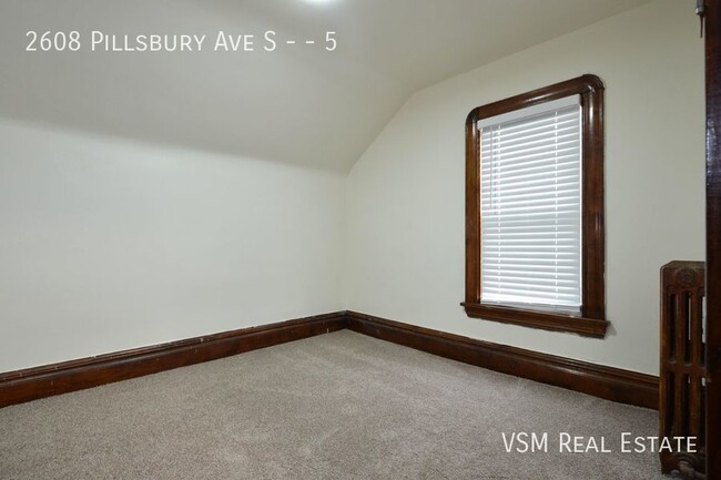 Foto del edificio - Spacious and Updated 4 Bed, 1 Bath Apartme...