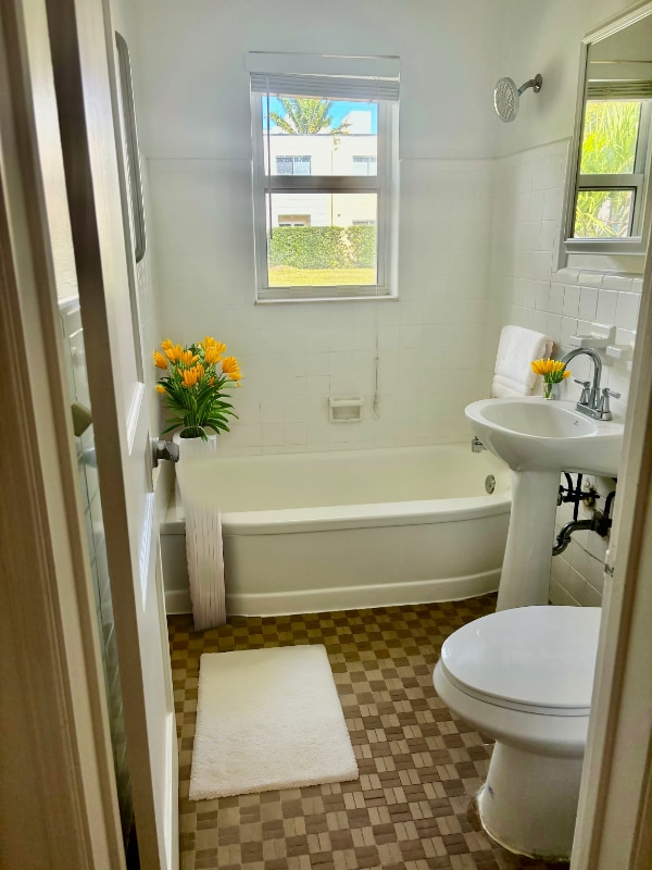 Foto del edificio - 1639 NE 9th St