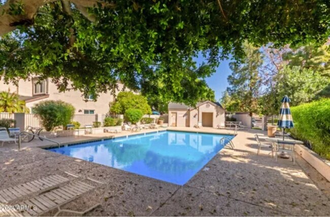 Foto del edificio - 3211 E Lavey Ln