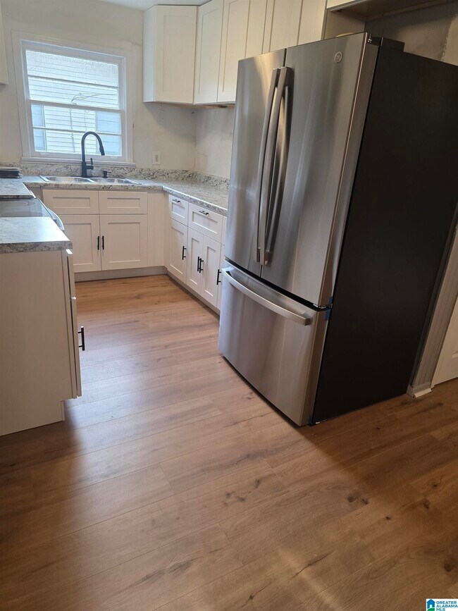 Foto del edificio - 529 Camellia Rd