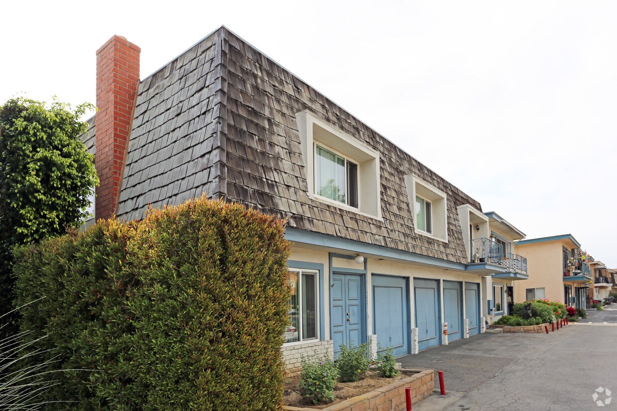 Building Photo - 21682 Brookhurst St