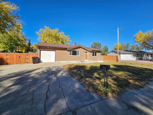 Building Photo - 4 bed 2 Bath Near Fort Carson!