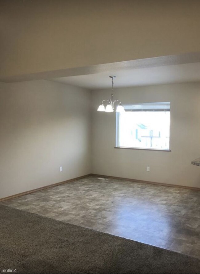 Building Photo - 3 br, 1.5 bath Duplex - 4110 Wilson St