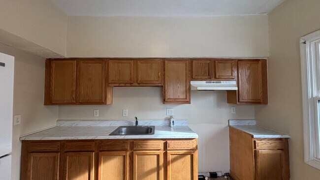 Foto del edificio - 4 Bedrooms 1.5 Bath Apartment with Heat and Hot Water Included!