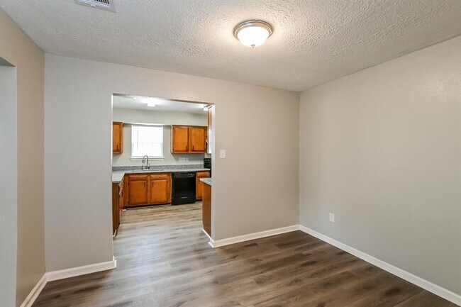 Building Photo - 4922 Crestway Dr