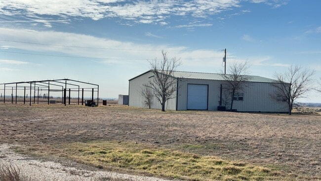 Building Photo - 3 bedroom 2 bathroom Barn dominium on 10 acres!