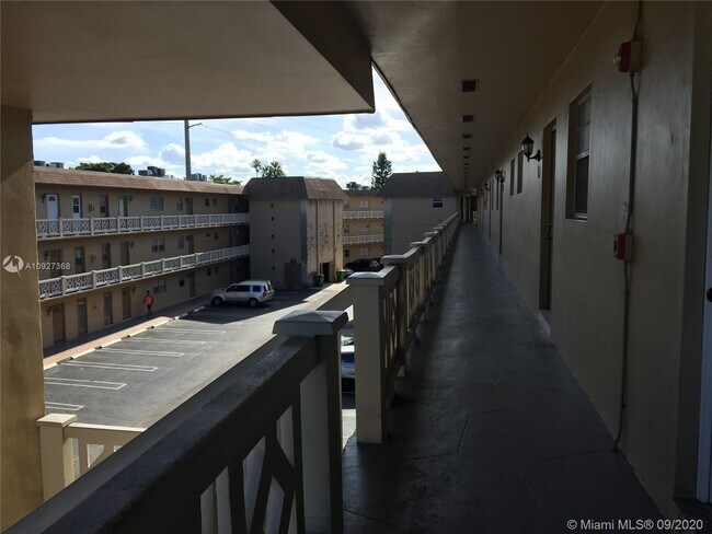 Foto del edificio - 5021 W Oakland Park Blvd