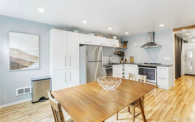 Building Photo - Stunning N. Capitol Hill Condo: Modern Lux...