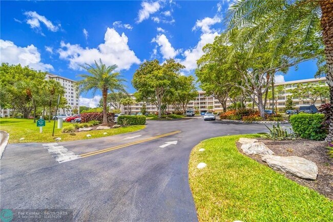 Foto del edificio - 565 Oaks Ln