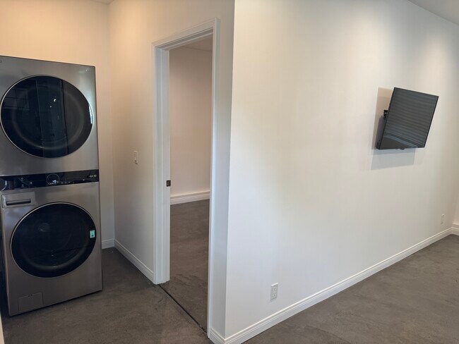 Foto del edificio - 19710 Roscoe Blvd