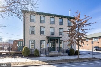 Building Photo - 990 E High St
