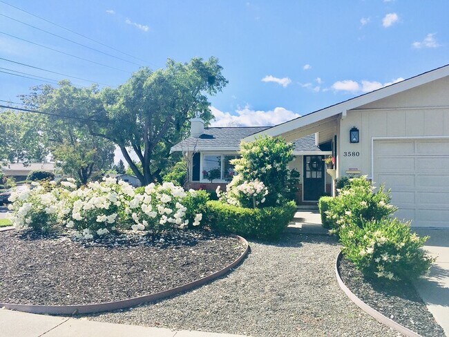 Foto del edificio - Centrally Located Three Bedroom North Napa Home