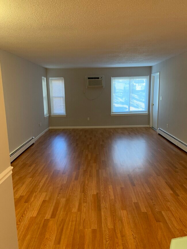 Foto del edificio - 83 Woodland Dr