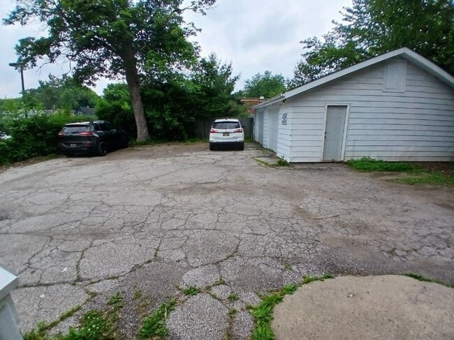 Building Photo - 306 N Elm Ave