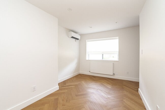 Building Photo - 1510 Bathurst St