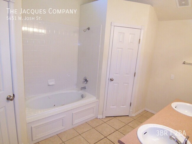 Foto del edificio - Very Nice 3 Bedroom 2 Bath with Large Room...
