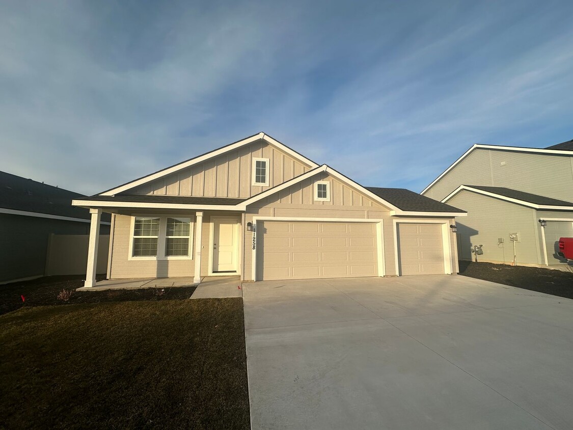 Foto principal - 3bed, 2bath, 1,474Sq.ft. 3-car garage home...