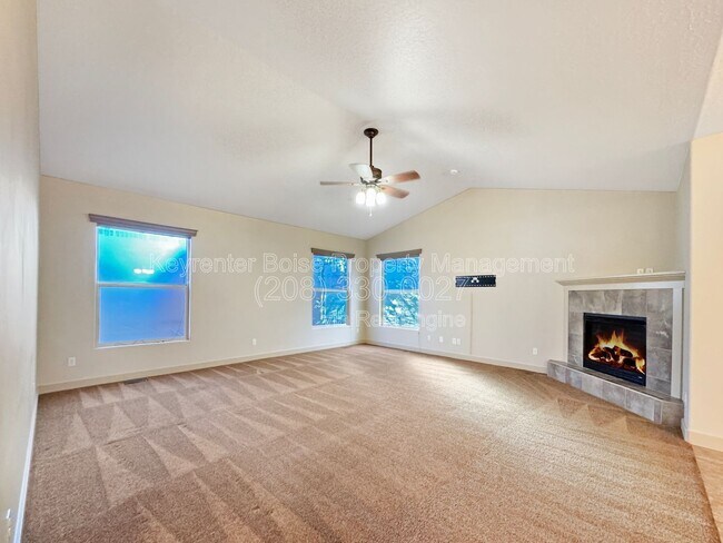 Foto del edificio - 3349 N Justin Ave