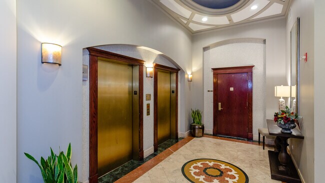 Foto del edificio - 230 W Division St
