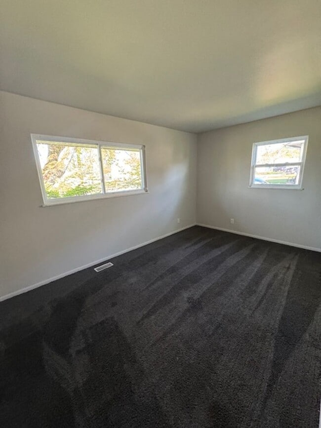 Building Photo - 6932 Balsam Ln