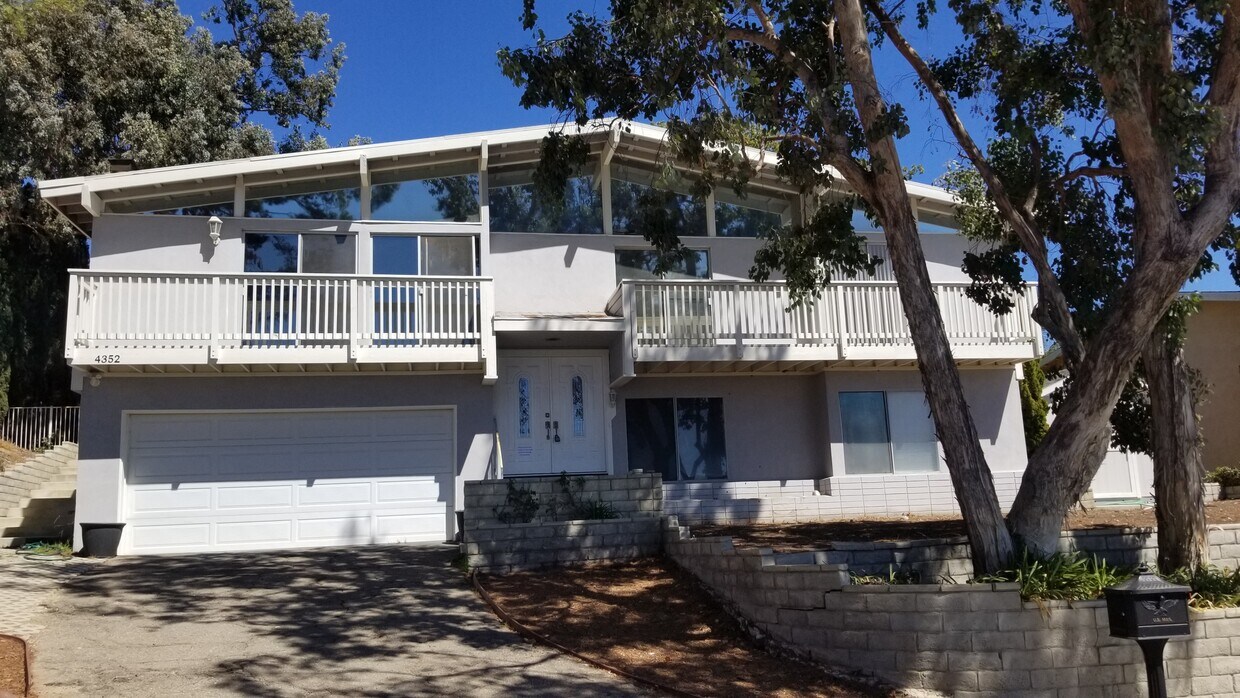 Front - 4352 Avenida Amelgado