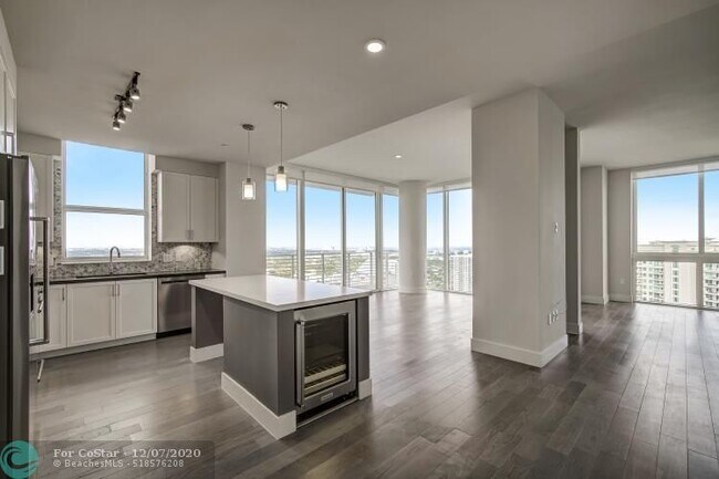 Foto del edificio - 215 N New River Dr E