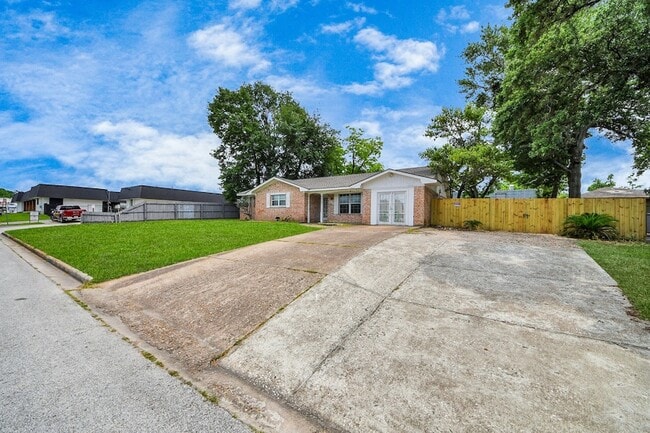 Foto del edificio - 811 Hillcrest Dr