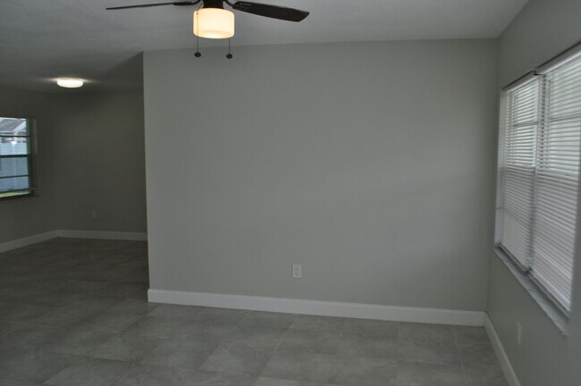 Foto del edificio - Quaint Home with all Tile floors