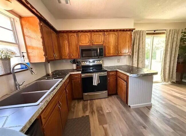 Foto del edificio - 128 NE English St