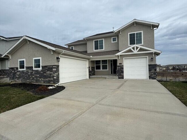 Foto del edificio - Luxury 5BR 4 BA Home w/ Pool and Clubhouse Access in GREAT location!